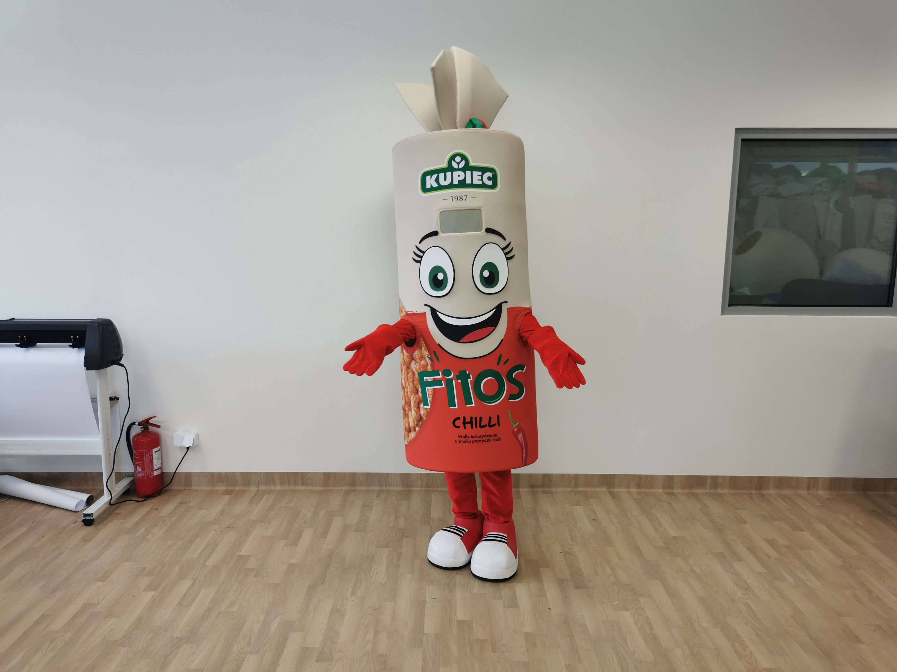 Na fotografii widnieje kostium reklamowy stylizowany na opakowanie wafli pozujący do zdjęcia w siedzibie firmy Elabika
